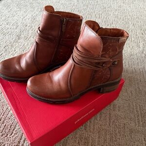 PIKOLINOS Women's Tan Leather Ankle Booties